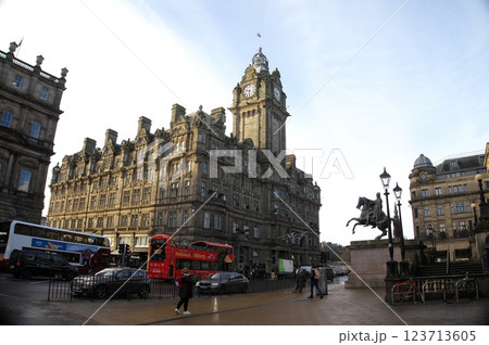 エジンバラのロイヤルマイル周辺の都市景観 123713605