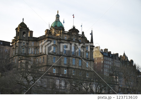 エジンバラの博物館を含む街の景観 エジンバラの博物館を含む街の景観 123713610