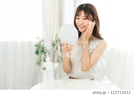 肌を保湿するためにスキンケアする女性 123713812