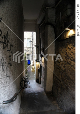 エジンバラ旧市街の建物を抜ける通路 エジンバラ旧市街の建物を抜ける通路 123713846