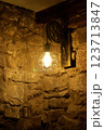 エジンバラの地下を照らす古いランプ 123713847