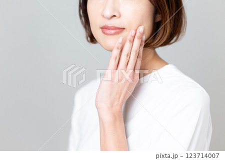 ミドル女性スキンケアイメージ 123714007