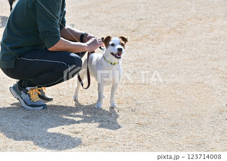 飼い主の男性と笑顔のジャックラッセルテリア 飼い主の男性と笑顔のジャックラッセルテリア 123714008