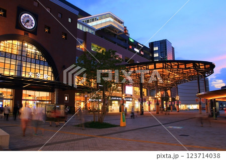 夕暮れの大分駅北口 123714038