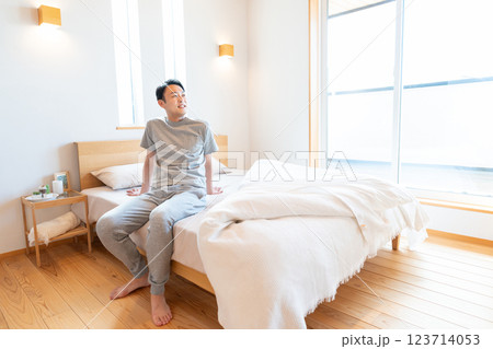 ベッドに座る男性 ベッドに座る男性 123714053