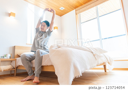 ベッドでストレッチする男性 123714054