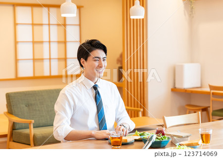 朝食を食べる男性 123714069
