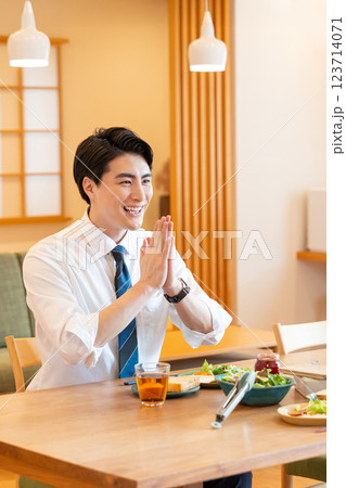 朝食を食べる男性 朝食を食べる男性 123714071