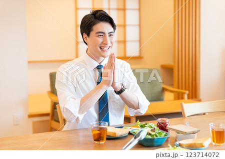 朝食を食べる男性 朝食を食べる男性 123714072