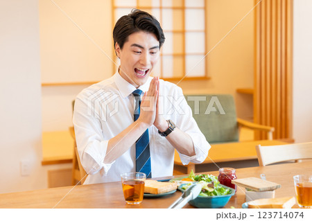 朝食を食べる男性 朝食を食べる男性 123714074