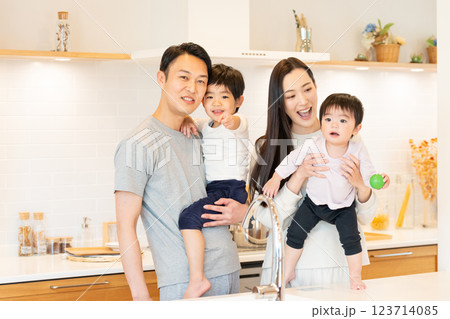 家族　キッチン　子供 123714085