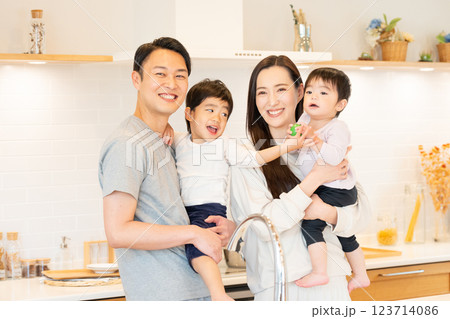 家族　キッチン　子供 123714086