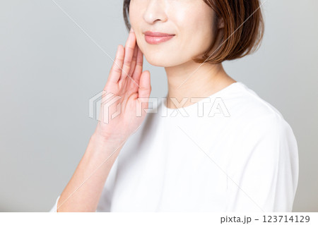 ミドル女性スキンケアイメージ 123714129