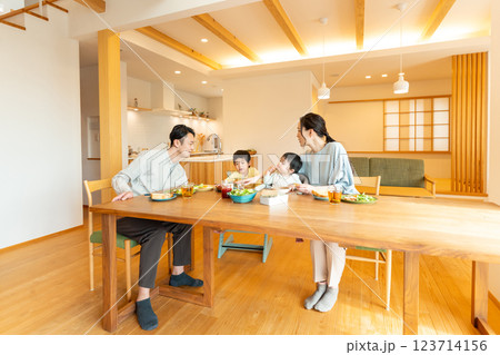 若い家族 食事 食卓 若い家族 食事 食卓 123714156