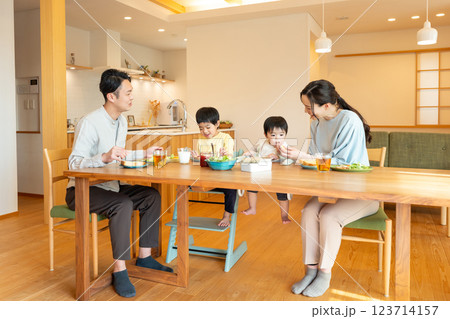 若い家族　食事　食卓 123714157