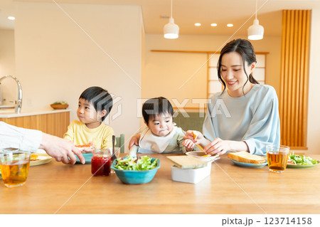 ダイニングで食事する若い家族 123714158