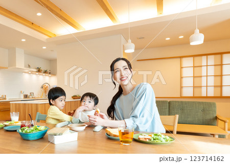 ダイニングで食事する若い家族 123714162