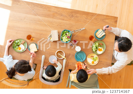 若い家族　食事　食卓　 123714167