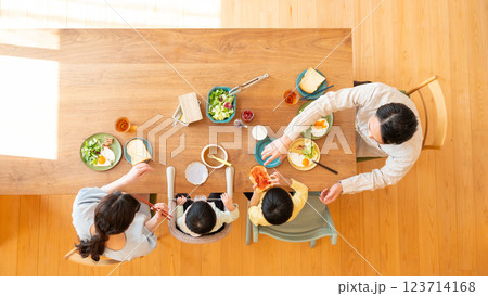 若い家族　食事　食卓　 123714168