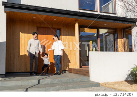 若い家族　マイホーム 123714207