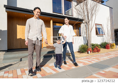 若い家族　マイホーム 123714212