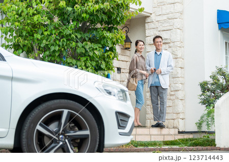 シニア夫婦　家　自動車 123714443