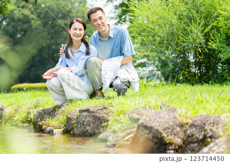 旅行するシニア夫婦 123714450