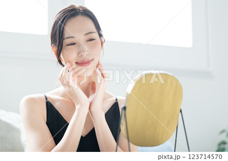 若い女性のビューティーイメージ 123714570