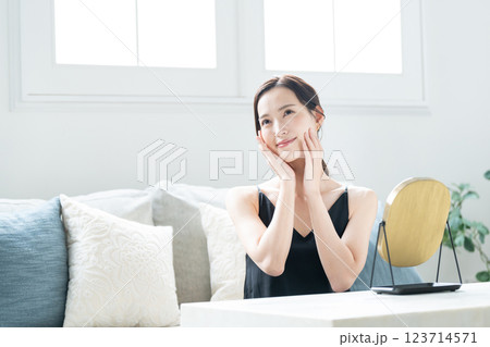 スキンケアをする女性 スキンケアをする女性 123714571