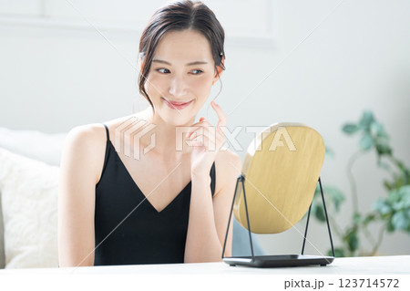 スキンケアをする女性 123714572