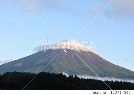 初夏の雨上がりに赤褐色と緑の山肌に残る残雪の富士山にかかる笠雲 初夏の雨上がりに赤褐色と緑の山肌に残る残雪の富士山にかかる笠雲 123714595
