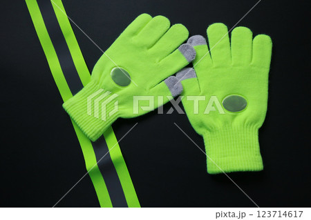 反射材の付いた蛍光カラーの手袋とタスキ 123714617