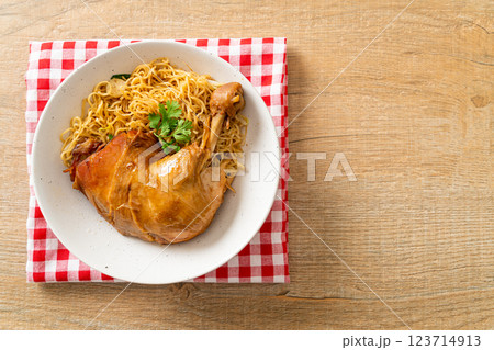 Dried Noodles with Braised Chicken 123714913
