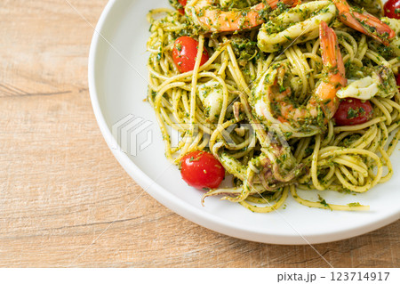 Spaghetti with seafood in homemade pesto sauce Spaghetti with seafood in homemade pesto sauce 123714917
