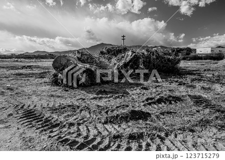 河川の工事現場風景モノクロ写真 河川の工事現場風景モノクロ写真 123715279