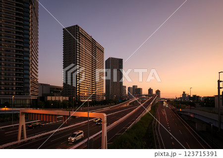 ゆりかもめから見る夕暮れのビル群 123715391