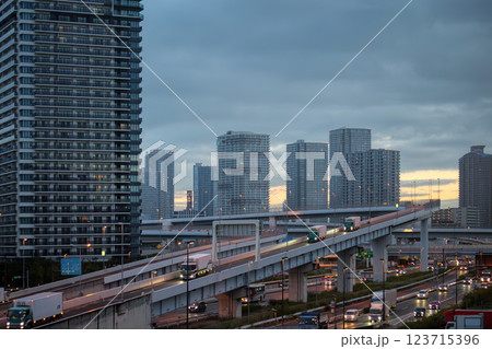ゆりかもめから見たビル群 ゆりかもめから見たビル群 123715396