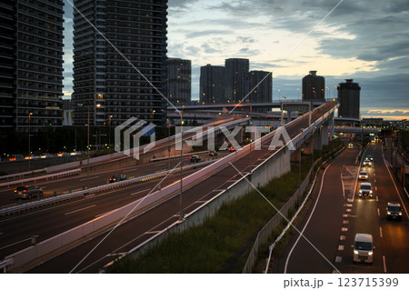 都会のビル群を走る車 123715399