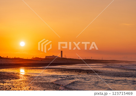 【静岡県】中田島砂丘 日の出 【静岡県】中田島砂丘 日の出 123715469