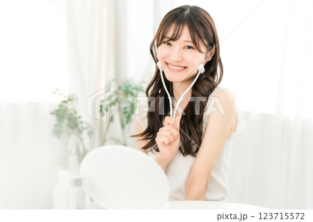 美顔ローラーを使ってマッサージするアジア人女性 123715572