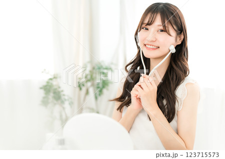 美顔ローラーを使ってマッサージするアジア人女性 123715573