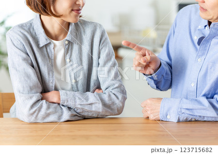 喧嘩をするミドル夫婦 123715682