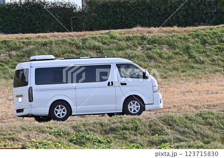 ルーフにエアコンを搭載したキャンピングカー　バンコン　 123715830