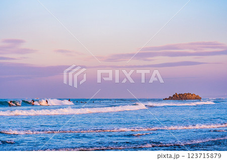 【静岡県】夜明けの中田島砂丘でサーフィンを楽しむ人達 123715879