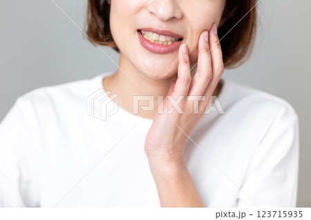 虫歯の痛みに苦しむミドル女性 虫歯の痛みに苦しむミドル女性 123715935