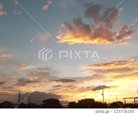 夕焼けに染まる空 123716165