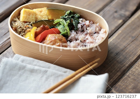十六穀ご飯の和食わっぱ弁当　手作り弁当 123716237
