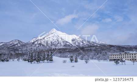 鏡ヶ成の雪景色 123716475