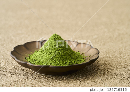 皿に盛った抹茶と緑茶 皿に盛った抹茶と緑茶 123716516