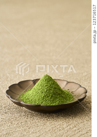 皿に盛った抹茶と緑茶 皿に盛った抹茶と緑茶 123716517
